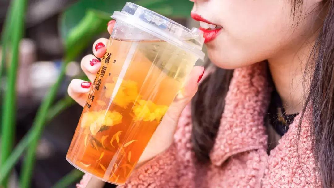 火爆台湾的“丑丑奶茶”首现厦门，拿着5分钟竟被搭讪10次……