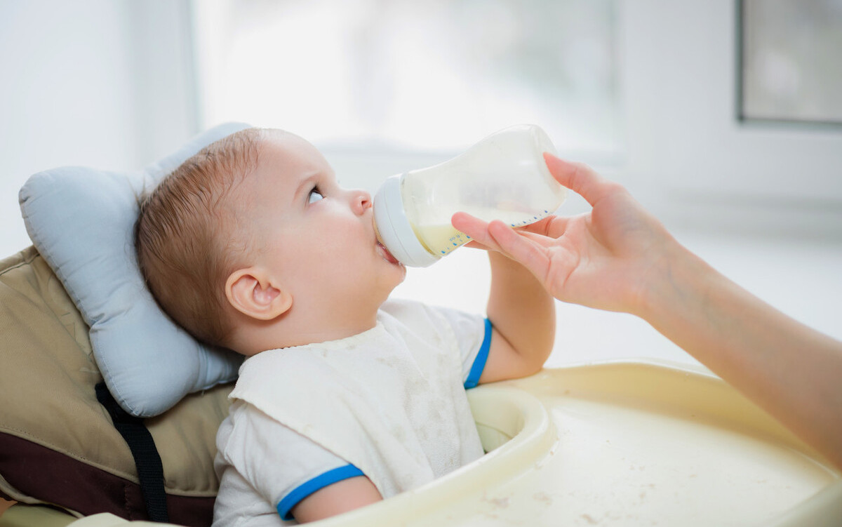 宝宝吐奶频繁怎样办,宝宝吐奶频繁怎么可以缓解