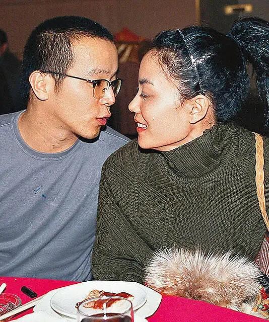 王菲经典广告照片,发几张王菲在90年代初做的广告