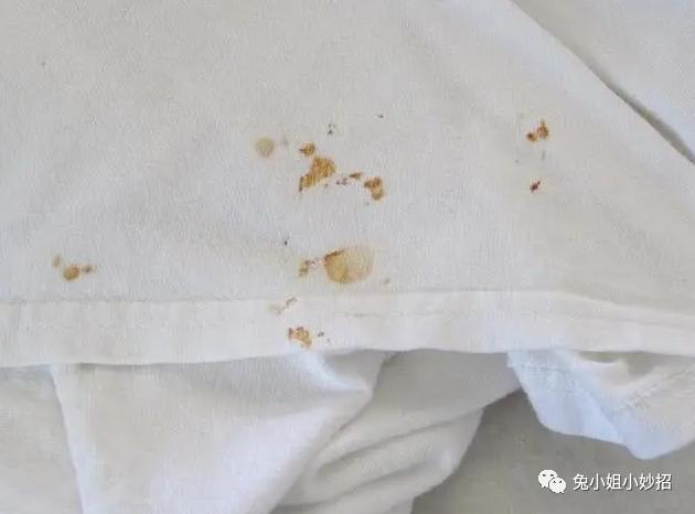 衣服上有血洗不掉怎么办呀,衣服陈旧的血渍84可以清除吗