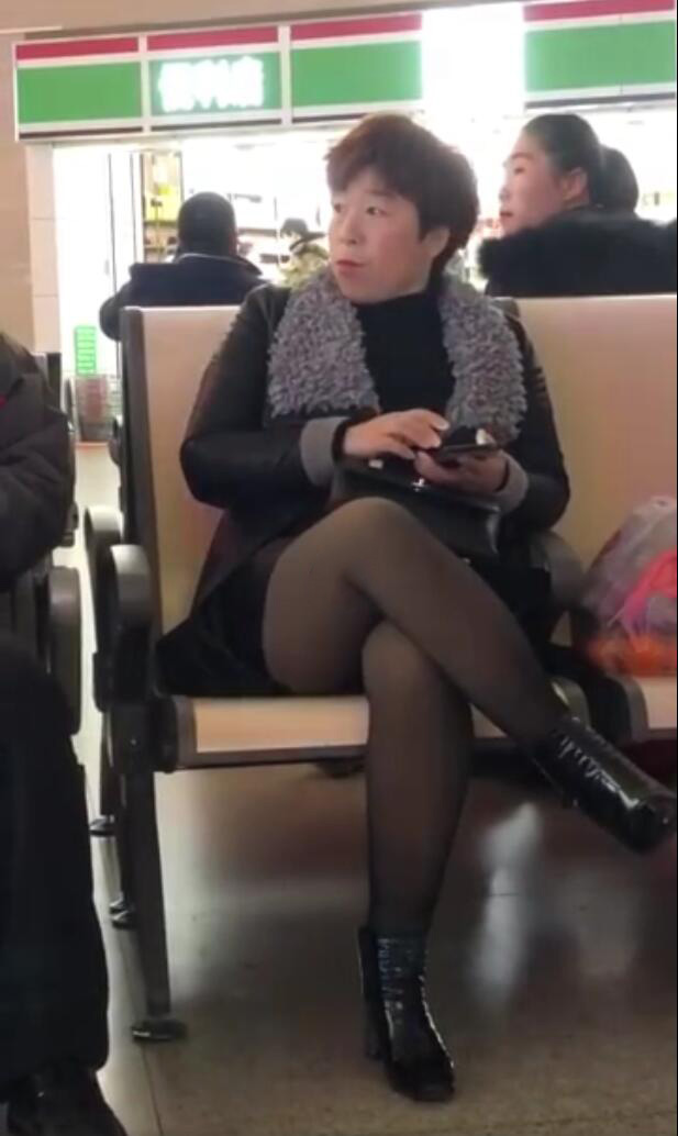 黄渤机场偶遇粉丝,黄渤街头观众