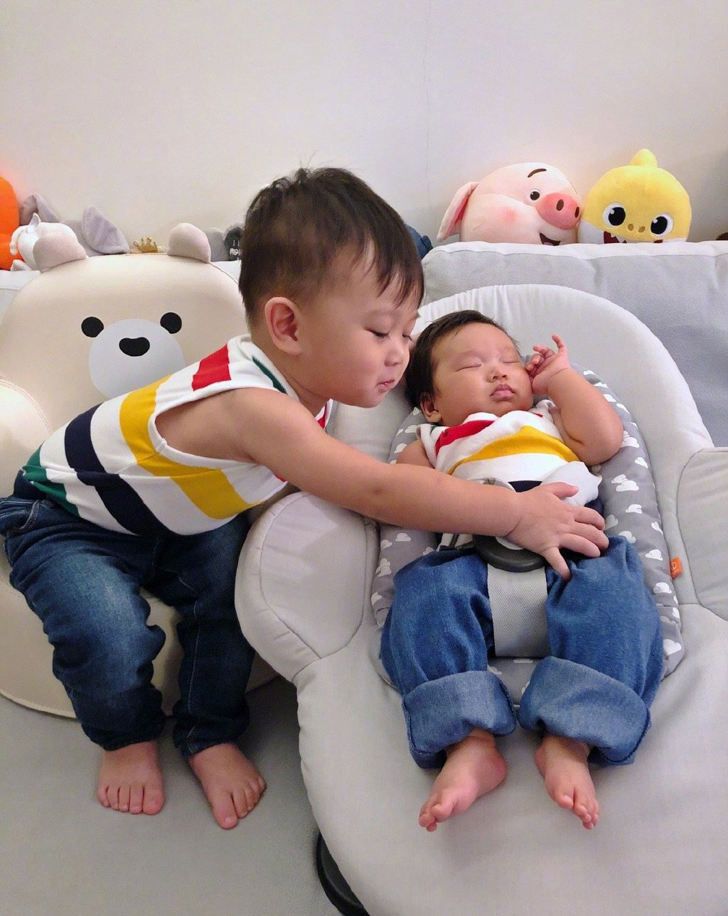 胡杏儿陪三个儿子雨中玩水,胡杏儿晒两儿子萌照