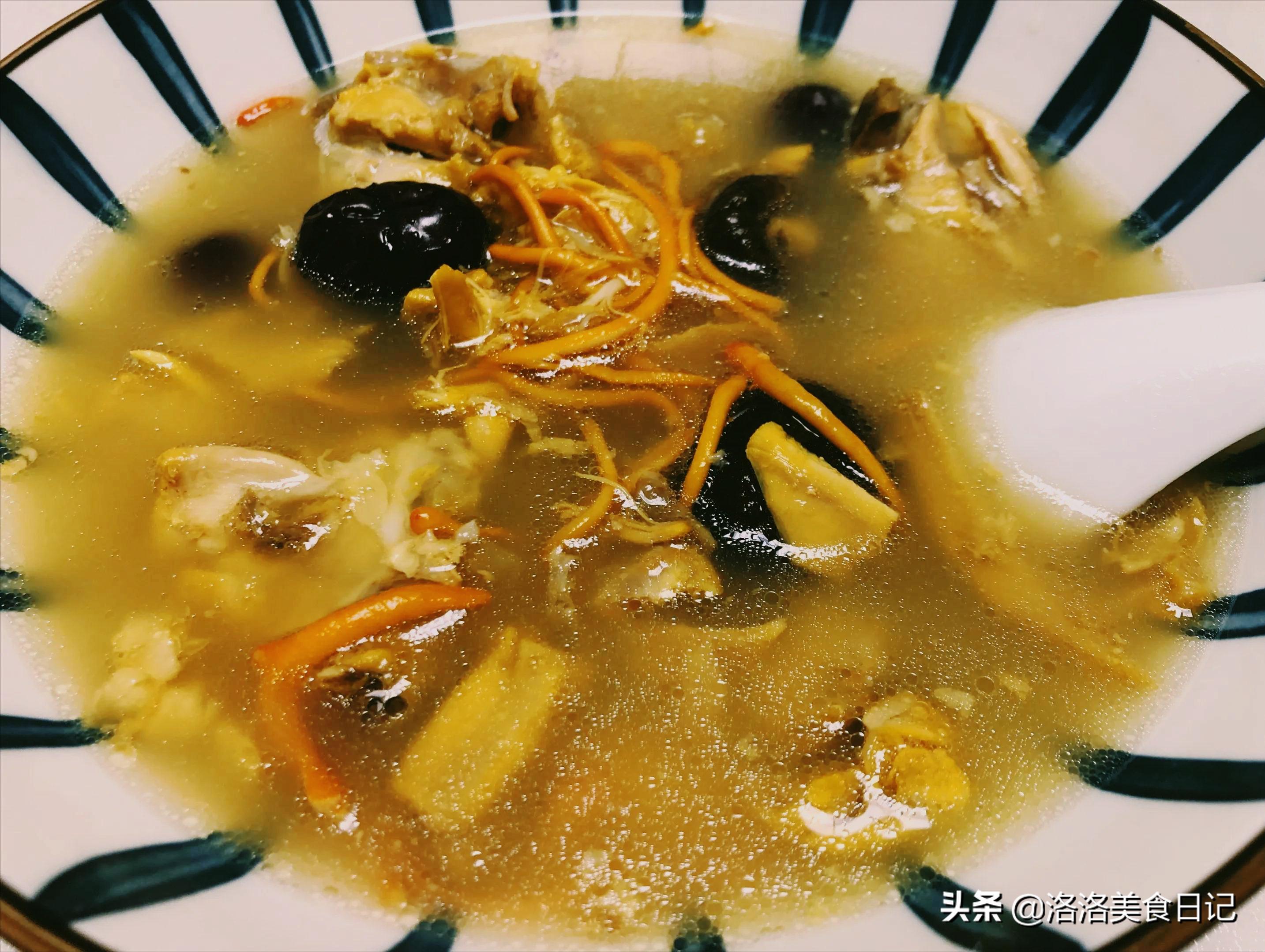 炖鸡汤时，牢记“三放三不放”诀窍，汤鲜肉嫩，营养又好喝