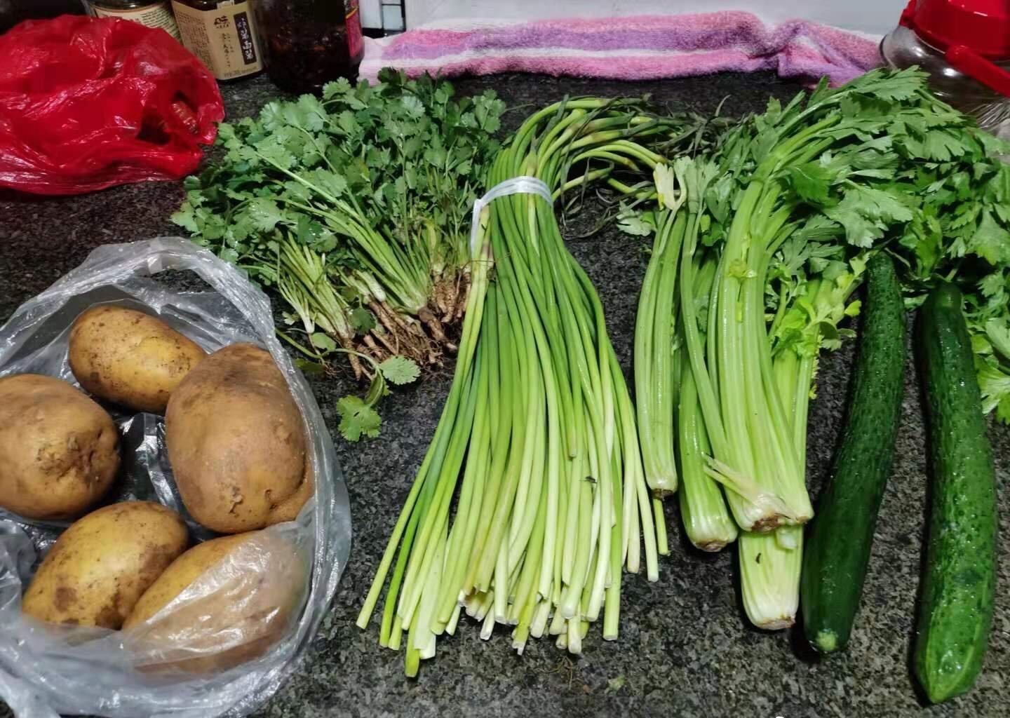 走出“断粮焦虑”的小城通化：小超市断货，网上平台失灵，志愿者彻夜送货，“30个人送1000户”