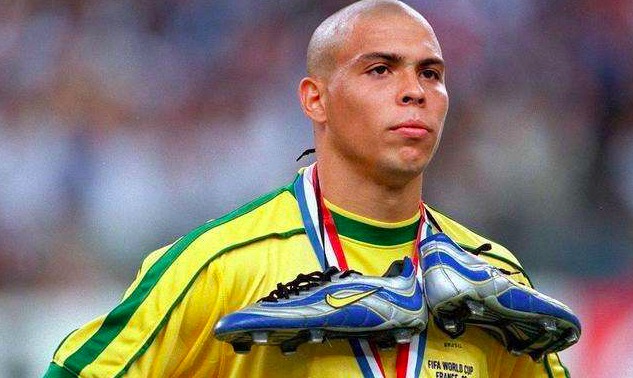 足球界最厉害的人物梅西第几,足坛十大帅梅西