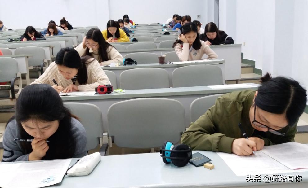 高考分数只超二本线10分，进不了好学校，选择复读还是将来考研？