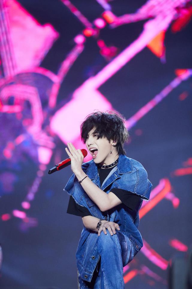 美妆网红晒华晨宇变脸过程质疑其做了3项整容手术，真的不怕被告