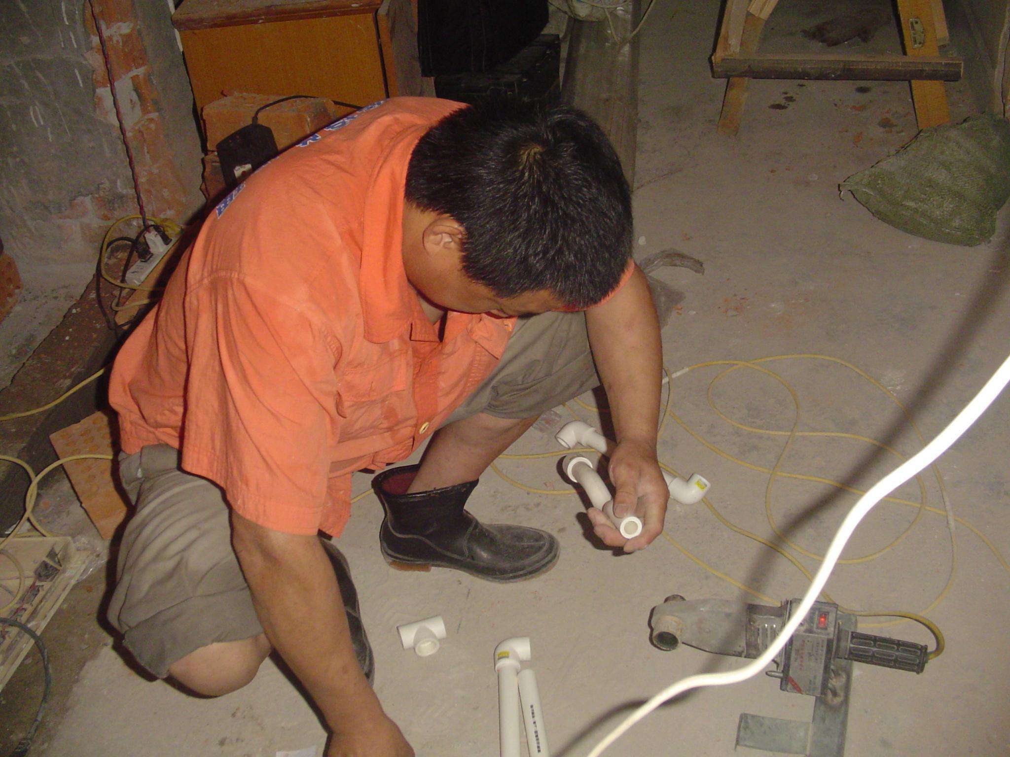 墙体内钻孔把水管钻破怎么办,墙面水管漏水怎么凿开