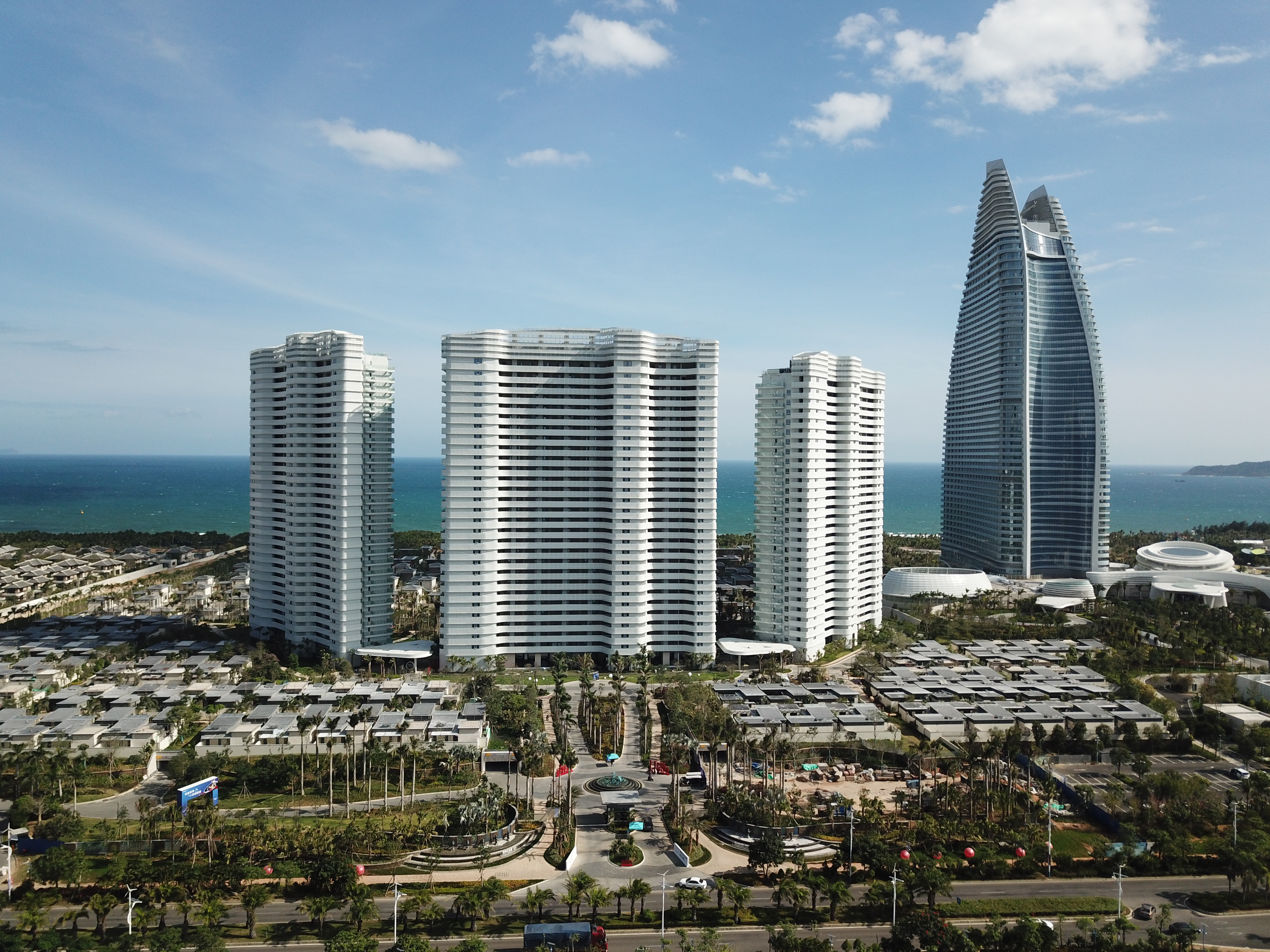 去三亚是住一个酒店好还是分开住,去三亚住酒店还是买房