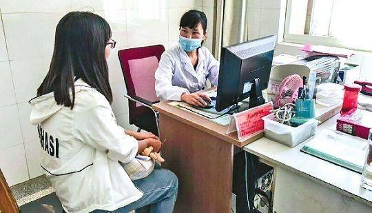 17岁女生月经一个月不来怎么办,女生成年后一直不来月经怎么回事