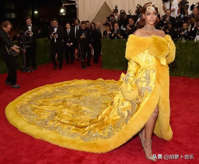 adele回归舞台,adele打雷姐