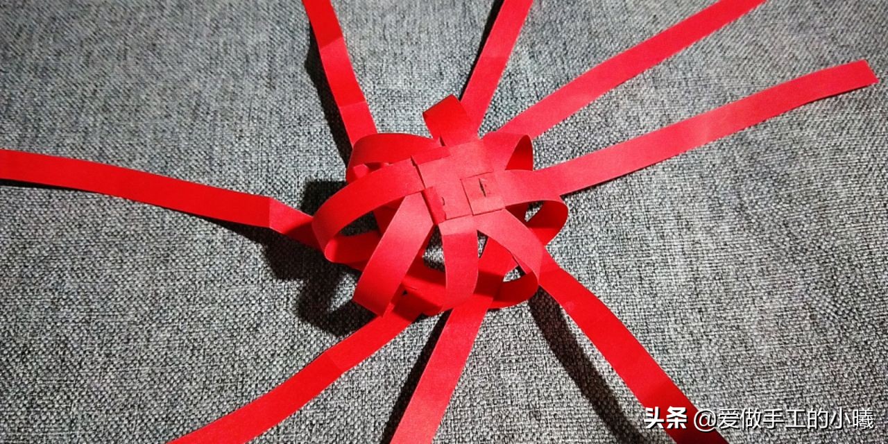 用纸条编织灯笼上面的穗子教程,用折星星的纸条做灯笼