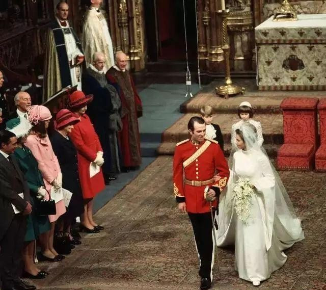 地面上的手工真丝波斯地毯，让西方的皇室贵族迷恋了近千年