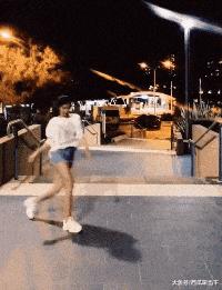 搞笑gif妹子的舞蹈好有征服力,妹子跳舞搞笑图片