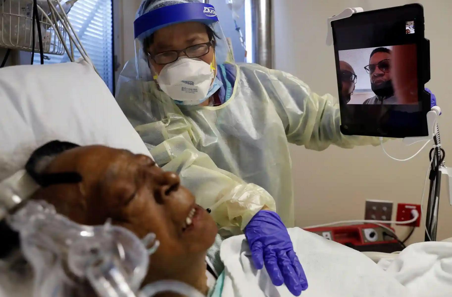 这张照片感动了全美33万人,美国网友疯传医院一张黑暗震撼照