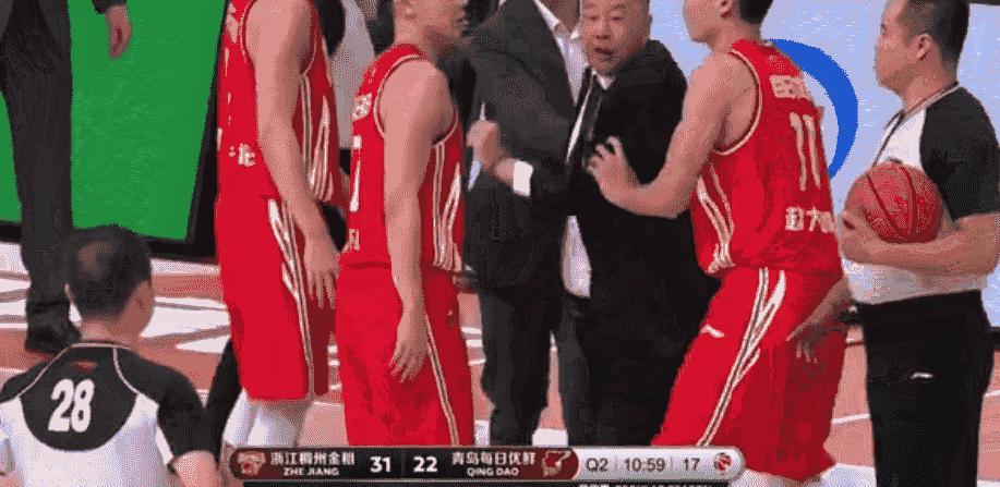 cba裁判被打得最惨的一次,再现争议盘点cba裁判最尴尬时刻