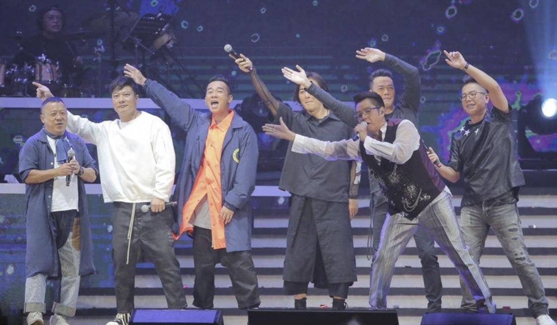 警务署署长与众明星聚餐联络感情聚会上大方与多人合唱经典老歌