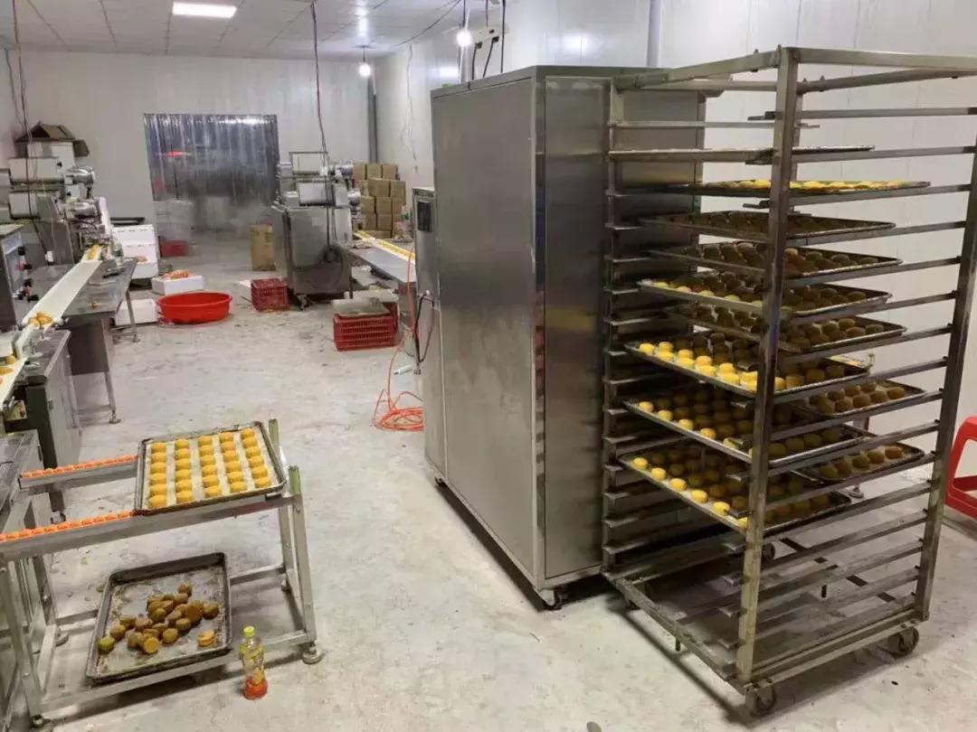 假月饼加工窝点,月饼窝点造假视频