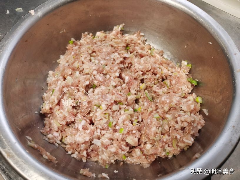 做馅饼和面的方法告诉我一下,做馅饼时如何让馅饼皮薄如纸