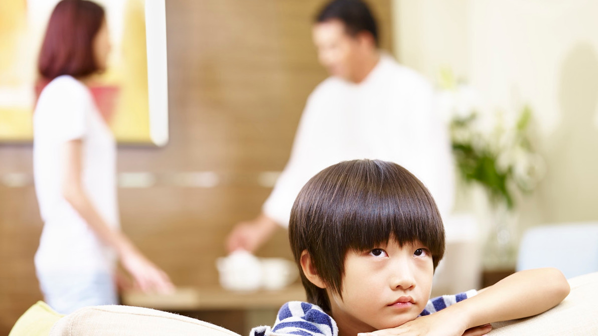 学生上课玩手机老师怎么幽默回答,学生上课玩手机老师苦口婆心劝说