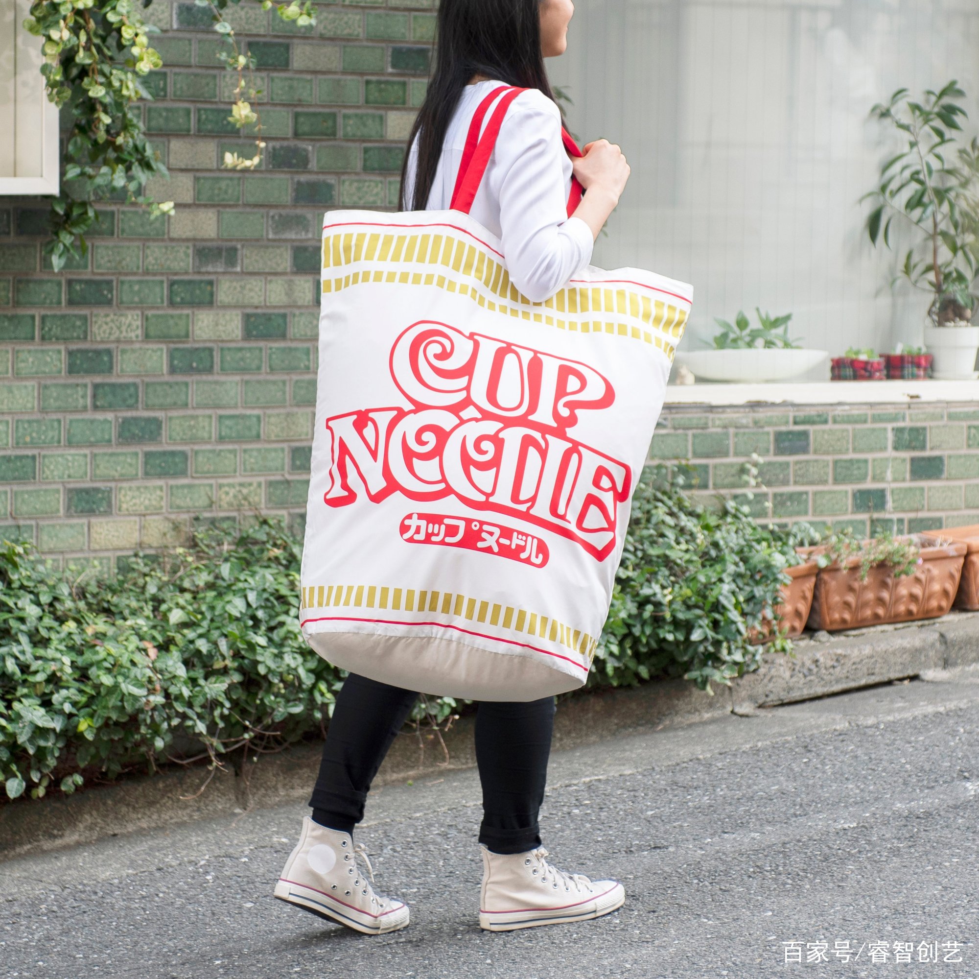 擅长恶搞，日清杯面趣味发明：杯面拉炮、模型通通有