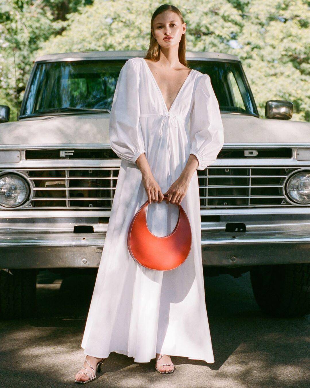 买了名牌包又得买名牌衣服,买了大牌包包后悔吗