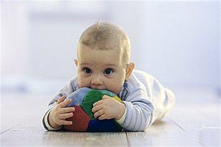 宝宝爱乱啃东西怎么办,宝宝爱乱咬东西