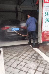 女生穿高跟鞋踢足球,穿十厘米高跟鞋踢足球