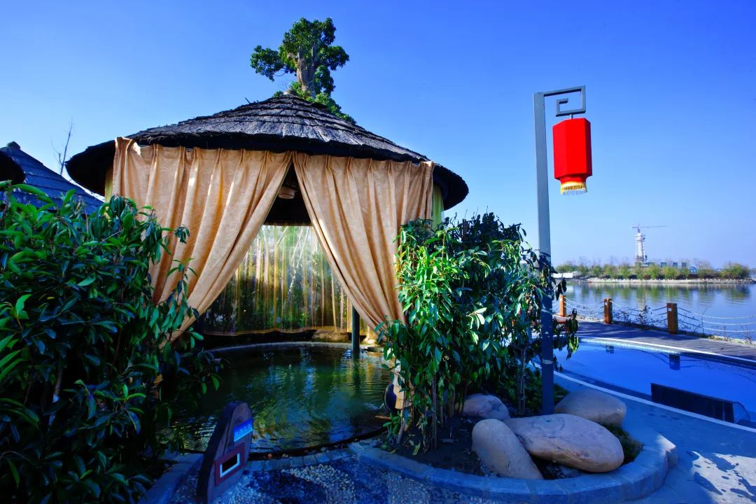 泰州华侨城温泉奥思廷酒店399元起，高级房，泡温泉，体验高尔夫