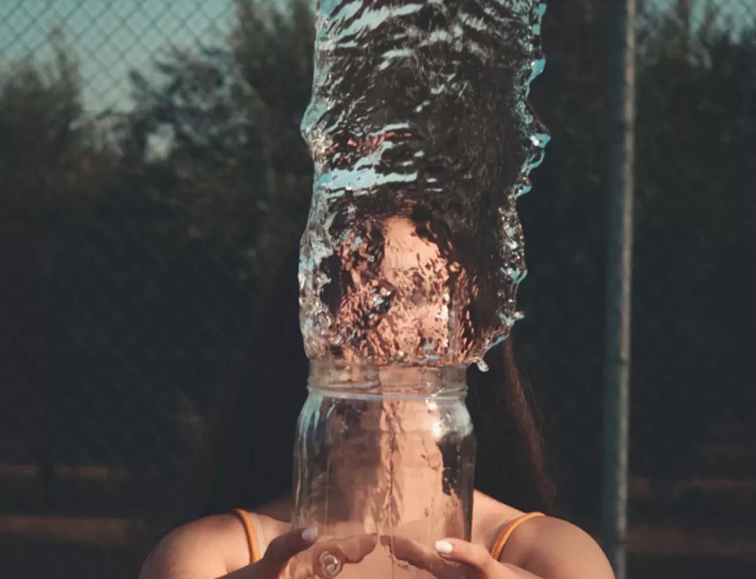 喝了放在车里的水会怎样,喝了车里暴晒的矿泉水恶心