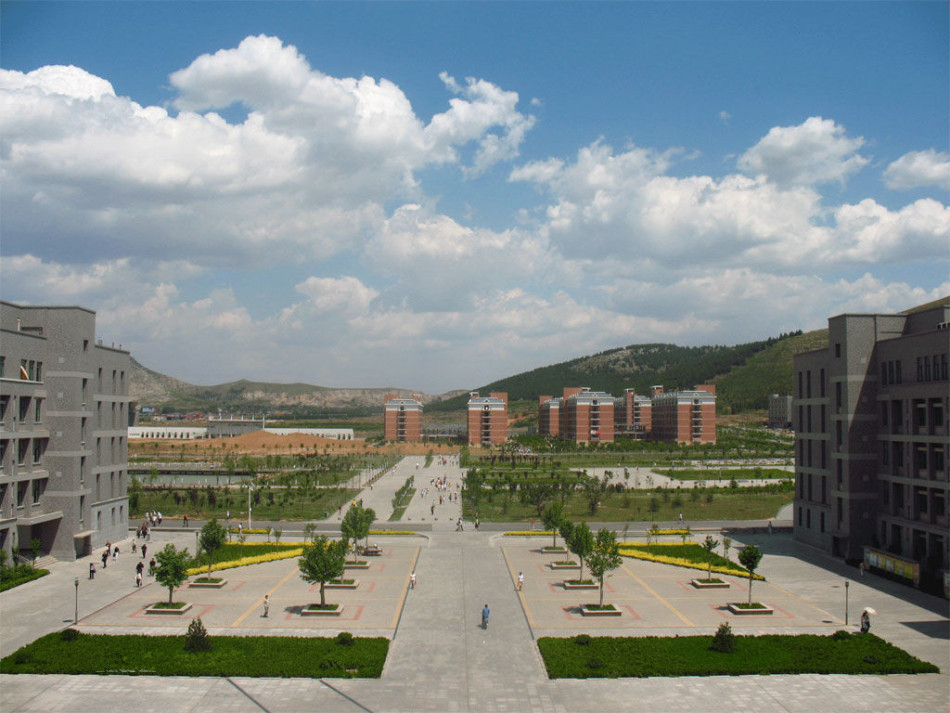 他是山东省现役唯一国际级裁判员，任职大学，受中国足协重点培养