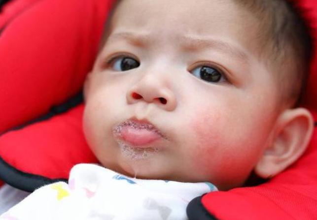 小婴儿“吐泡泡”，是不舒服还是变相的“天气预报”？别轻忽事实