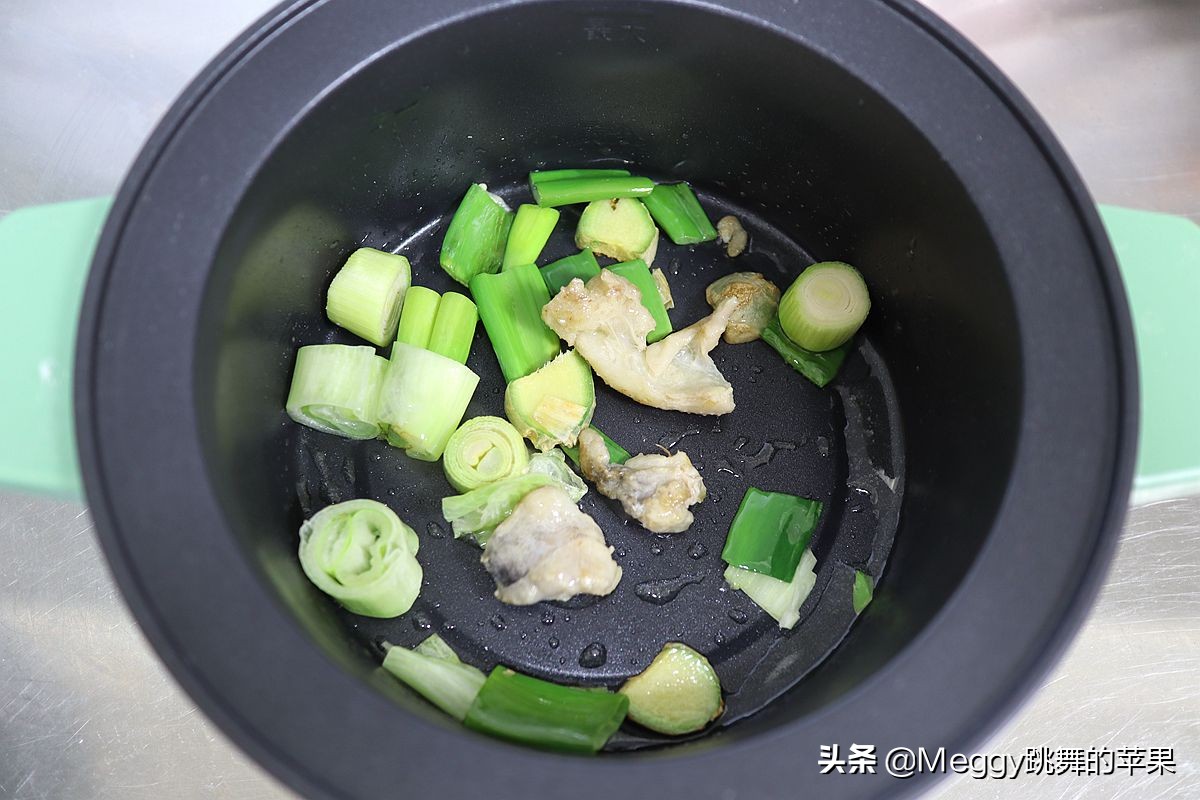 我用半只鸡做了黄焖鸡，3人晚餐硬菜就它了，吃到盆光碗净真满足