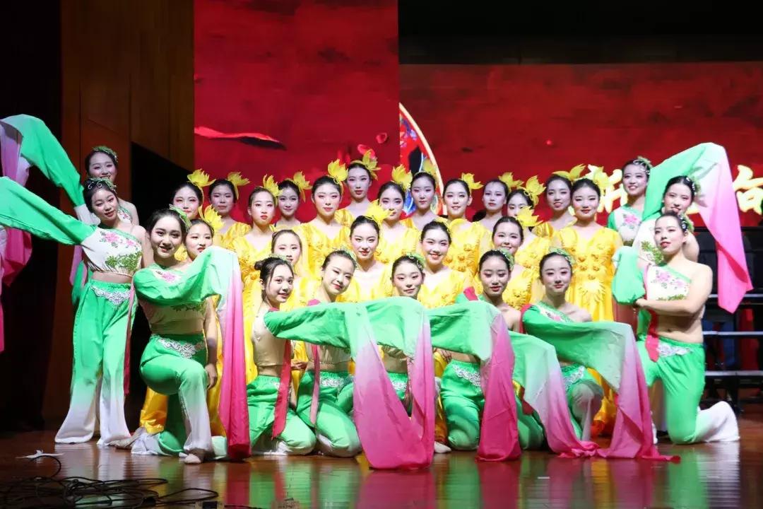 苏科舞蹈团在龙潭湖,苏科舞蹈团