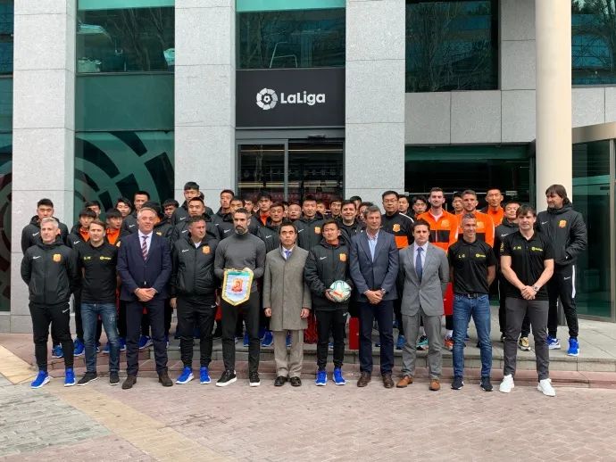 西甲联盟在马德里接见武汉卓尔足球队