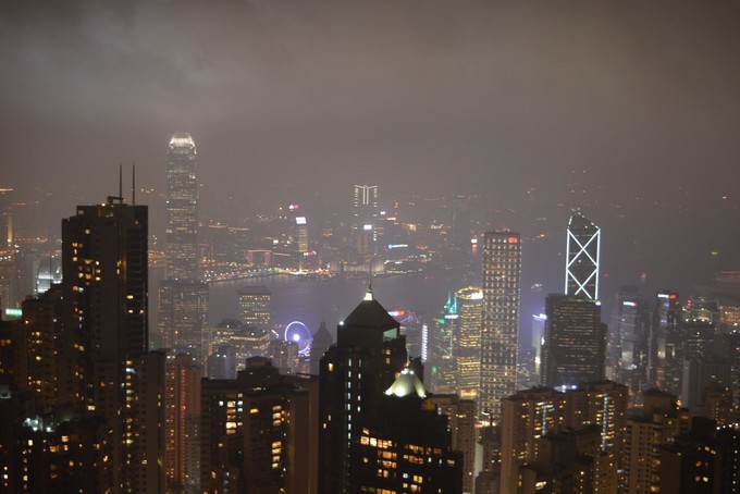 世界将我包围下一句,世界将我包围演唱