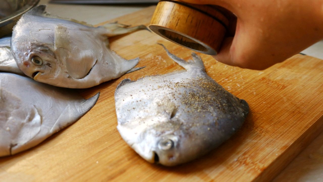 香煎鲳鱼的家常做法大全集,白鲳鱼怎样香煎外酥内嫩