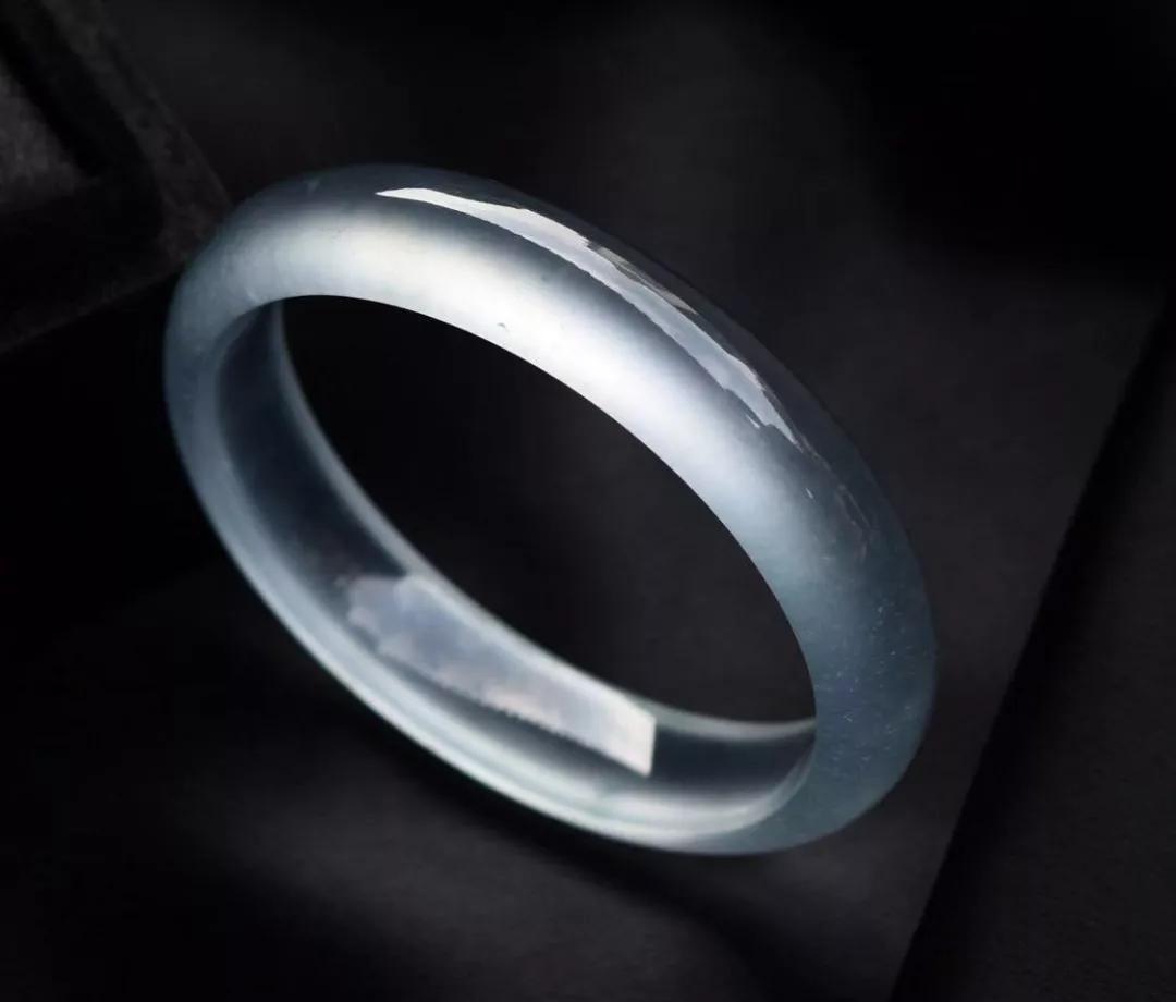 试戴手镯手痛怎么救治,翡翠手镯变形