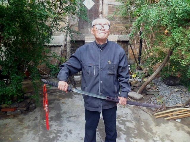 日本商人三千万只为购买一把刀，抗战老人直接拒绝：国耻不能忘