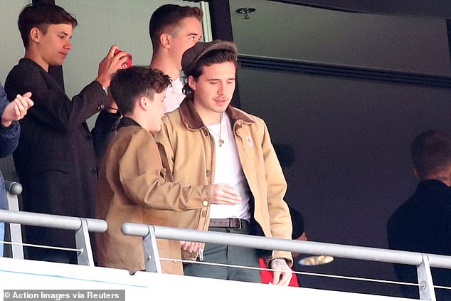 45岁贝嫂气场太强！1万2黑色风衣配紧身裤好拉风，霸气感扑面而来