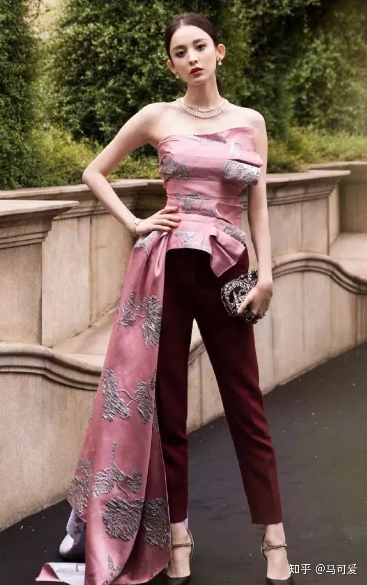 lisa的肩膀是直角肩吗,lisa的直角肩给她带来什么病