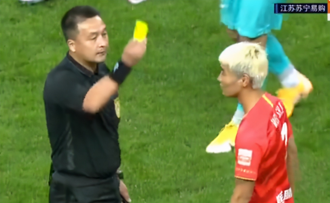 韦世豪锁喉染黄引争议！决赛爆发冲突上演全武行，球迷：应该红牌