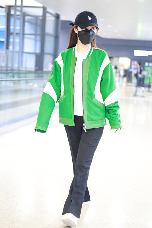 薄款棒球夹克穿搭,棒球夹克穿合体好看还是宽松好看