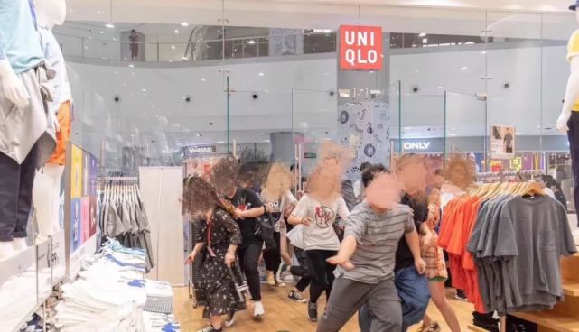 昨天微博、朋友圈都在刷一个视频：一群人疯狂抢衣服