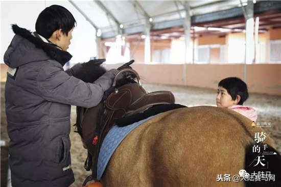 骑马、古琴、画画、足球……让这个9岁小姑娘告诉你啥叫天赋！