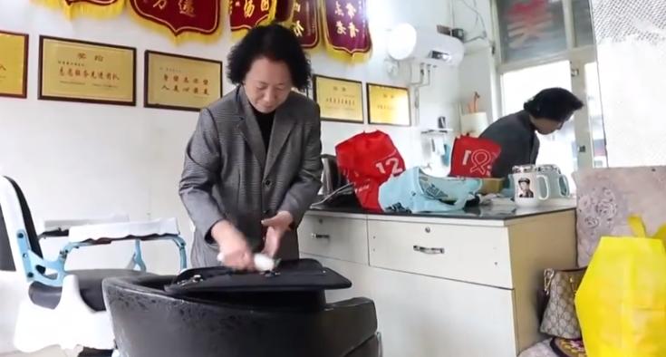 理发师给农村老人免费理发,暖心的理发师给流浪汉理发