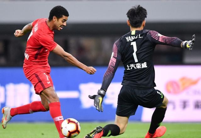 区别对待？粤媒质疑VAR：天海有点“冤”保利尼奥判犯不严谨