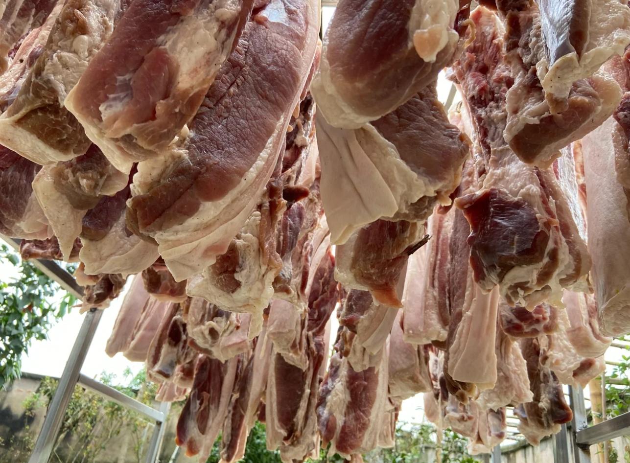 泡药水、防腐剂、机器烘？网上廉价的“烟熏腊肉”，你还想吃吗？