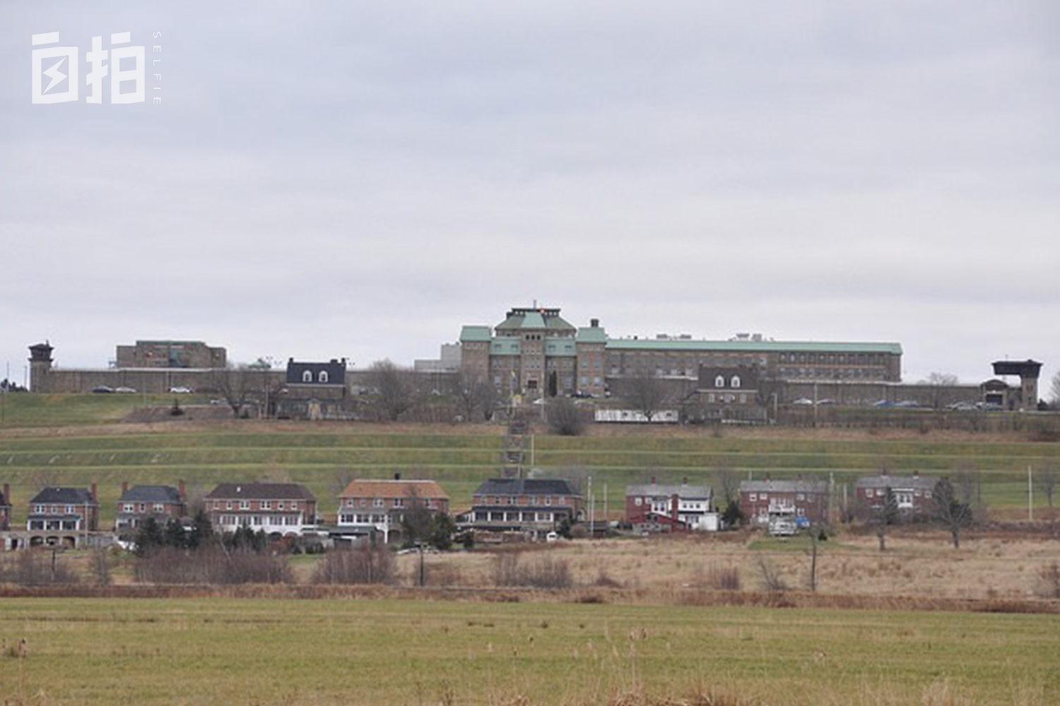 我国内当过片警，现在是加拿大狱警，天天挨犯人骂，一年200多天假期