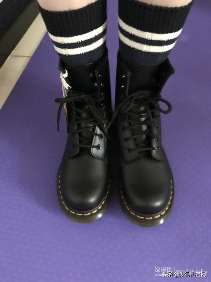 drmartens马丁靴经典款搭配,drmartens马丁靴樱桃红搭配